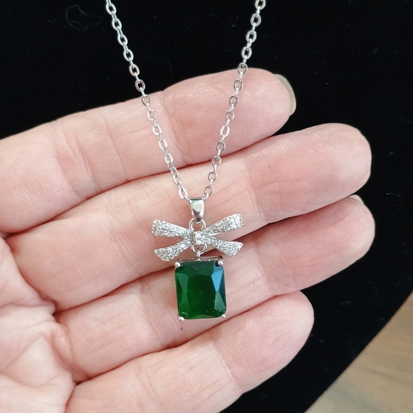 Elegant Silver Necklace with Green Gemstone - Picture 2 of 3